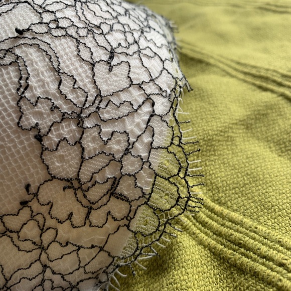 34 DD Victoria’s Secret Lace Bombshell Bra - Picture 2 of 3